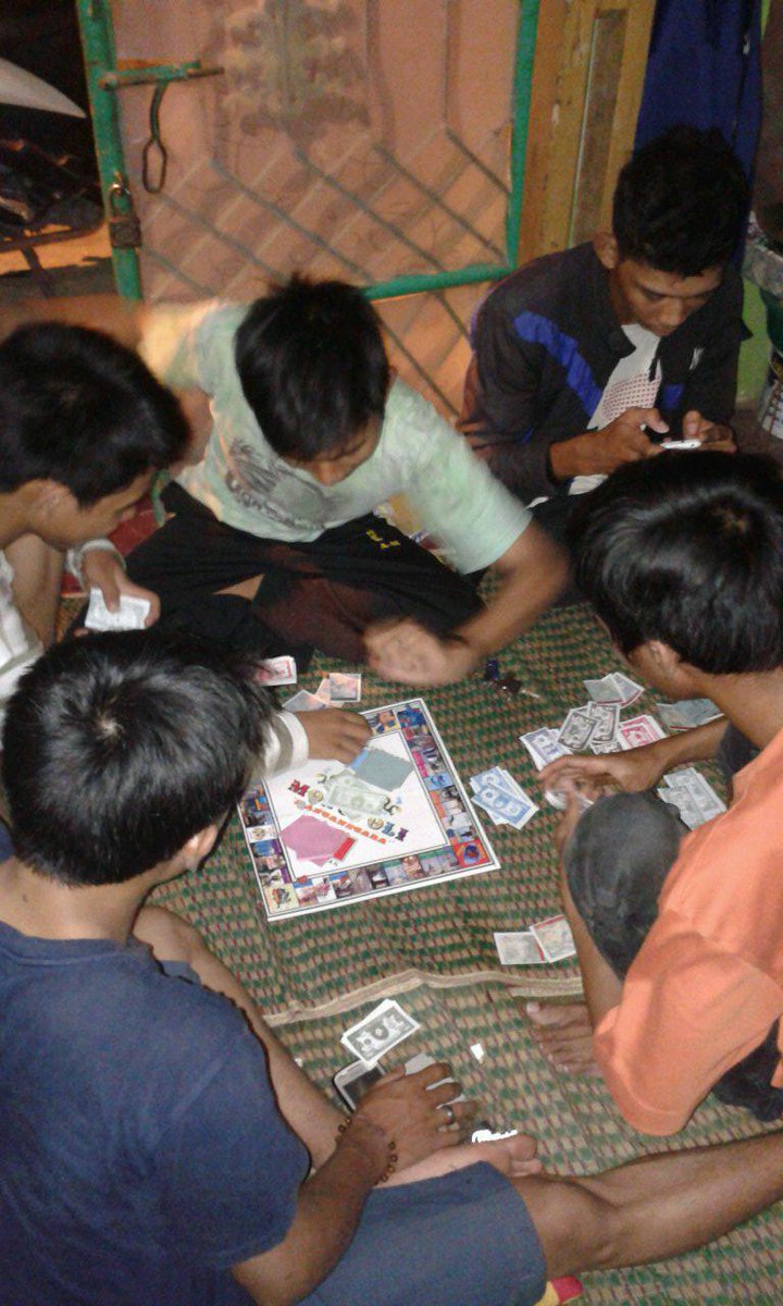 mpysagara's tweet photo. Bocah LGR HAHAHA ..TAI MLM" ada" aja maenannya @IqkballMauLana @felixdarmawann http://t.co/DTpJhwbdJ2