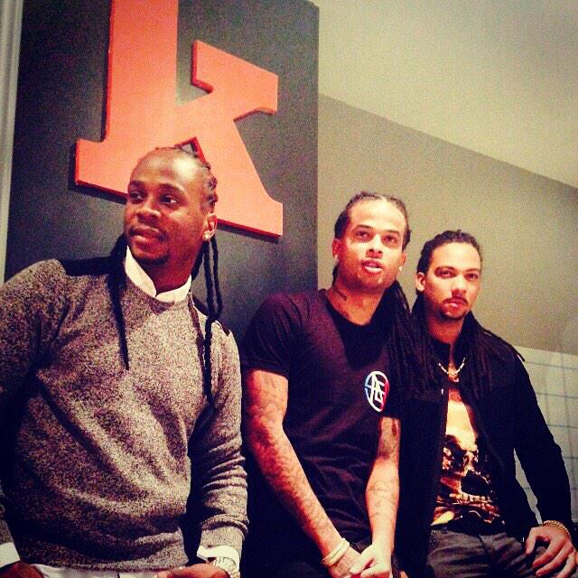 LakazParis's tweet photo. #EnDirectDeLaKaz :
@AdmiralT971 @kalash972 &amp; @Mightykila de passage dans notre restaurant (20 rue des Halles - Paris) http://t.co/HdxRW02xeE