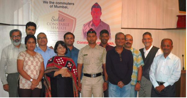 suchetadalal's tweet photo. @sureshpprabhu :Concerned Mumbaikars felicitated bravecop #AzimShaikh Wil @RailMinIndia do 2? http://t.co/F969Q0wgdv http://t.co/VMgjOuYZro
