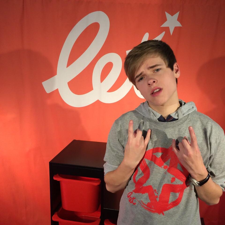 OfficialLet's tweet photo. @lukekorns gettin' #selfied. This crowd is INSANE!!! @playlistlive http://t.co/jIsv3mhV5l http://t.co/SZz6OMBQ3c