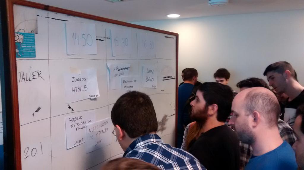u3fcomputacion's tweet image. Organizando las grilla de charlas #untrefcomputacion