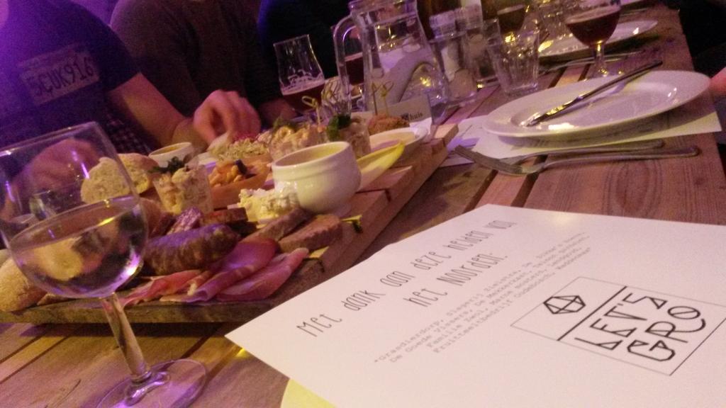 Fantastisch eten in popup restaurant <a href="/gro/">-</a>-eten tijdens #letsgro! Jonge tafel de gezelligste! :)