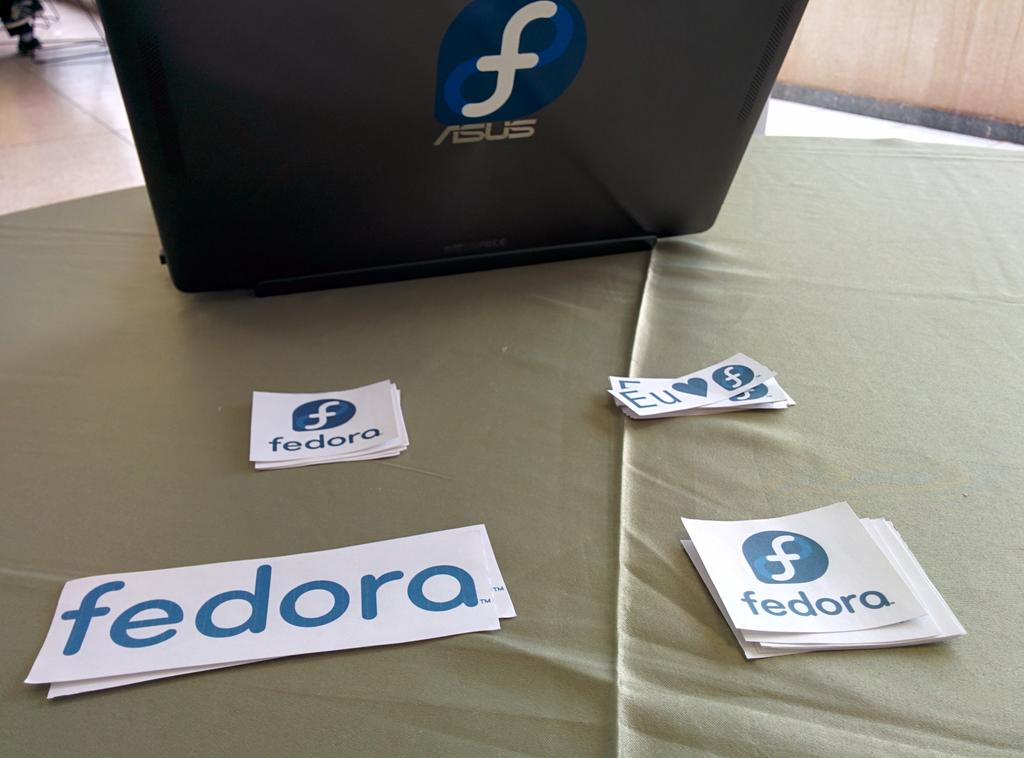 ProjetoFedora's tweet photo. Venha conversar conosco e ganhe 1 adesivo do Fedora. #fedora #fgsl11 #2erigo http://t.co/lFDMFmMKfO