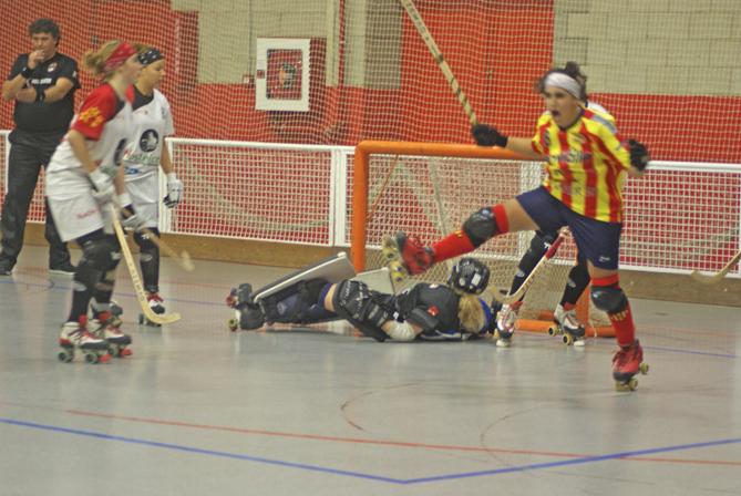 DIARIDEMANLLEU's tweet photo. @cpmanlleu @laiacastro7 @Gijonhockeyclub Primer gol a Europa del C.P. Manlleu, de la jugadora Laia Castro http://t.co/0rqzHYgL7W