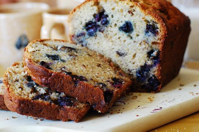 fieldfarefoods's tweet photo. I love Banana Bread #Recipe Banana bread with blueberries, Perfick from @JuliasAlbum #nomnom http://t.co/zZiYjOBXTK http://t.co/OMwJBbE6Jb