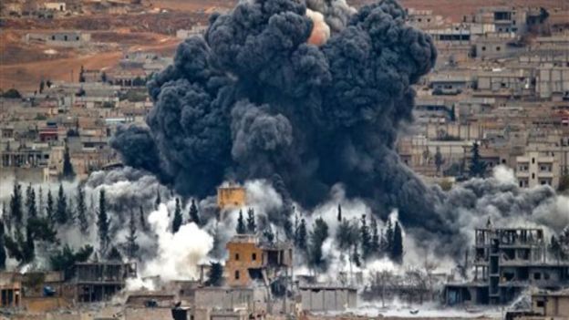 nmas's tweet photo. Suman 900 muertos por ataques aéreos de EU en #Siria http://t.co/KPqSciiZNt  http://t.co/QcWmeqYfmO