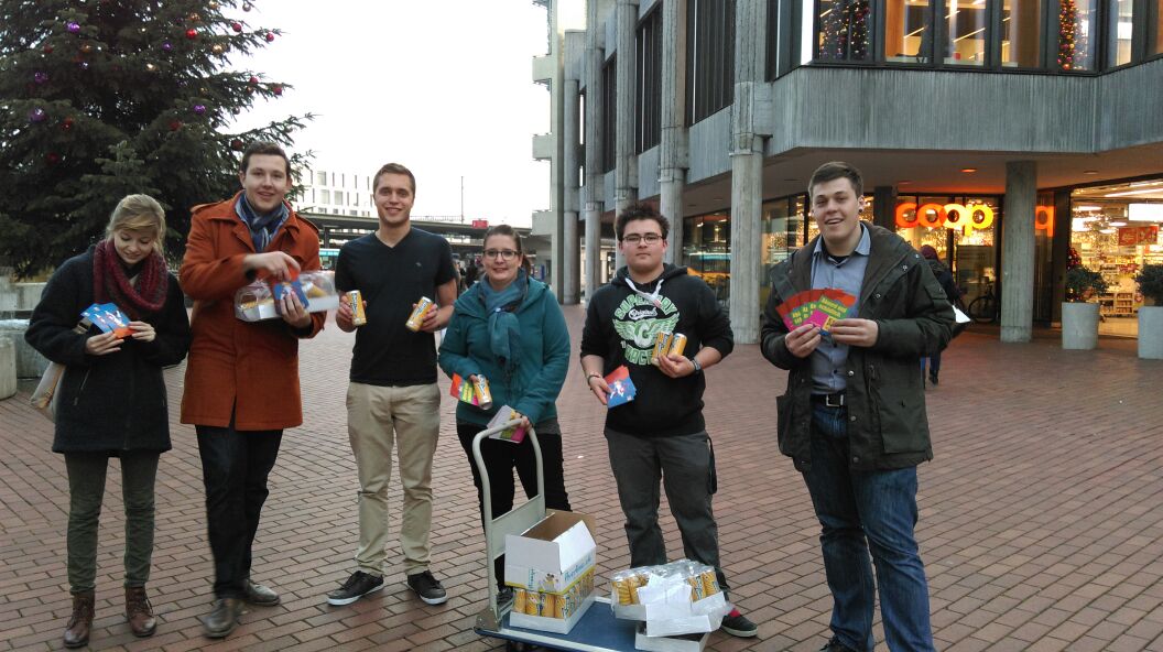 JungeMitteAG's tweet photo. Gemeinsam mit der JBDP, JSVP, JGLP &amp; JF kämpften wir gegen #Ecopop. @AbschottungNein #ecofloptour http://t.co/UpsOdGiWh9