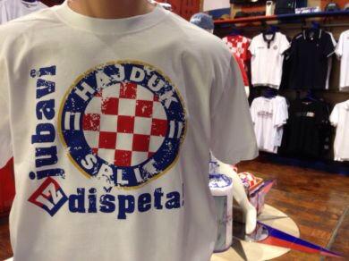 Sjor_antonio's tweet photo. Prkos moćnome zaštitu slabome! Ponosan! #IzJubaviIzDispeta @hajduk @Torcida_1950 http://t.co/h2ouVzUOku
