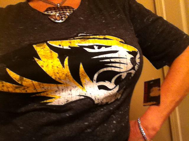 1tgm_14's tweet photo. Quick change #SEC Gameday! Let's do this @aguriarte @susan102860! 3pโถ๏ธ&6:30โถ๏ธ#RammerJammer #GoMizz #BeatVols ๐๐ฏ http://t.co/D2KKPdFbVU