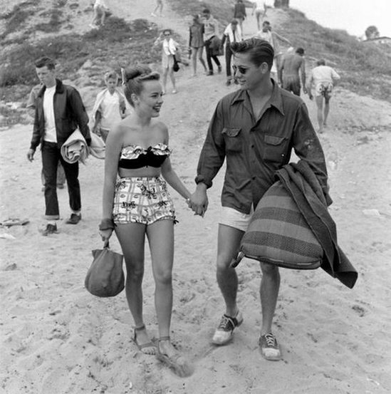 ThatsHistory's tweet photo. Beach Date, 1950s http://t.co/CRF0Jkb6Za