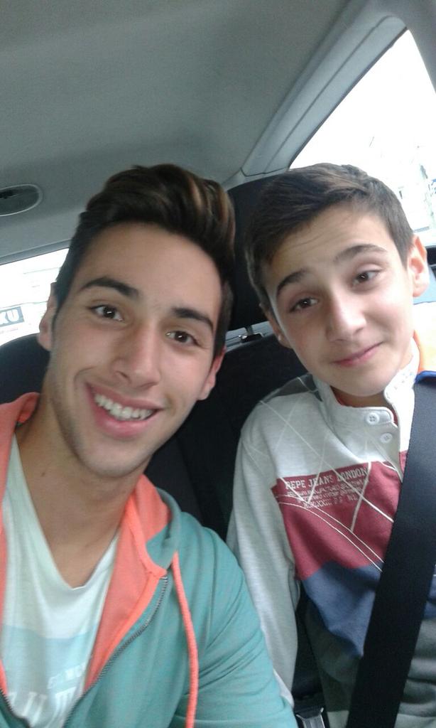 Velez_0011's tweet photo. Con mi hermanito http://t.co/J1BG4CHYrH