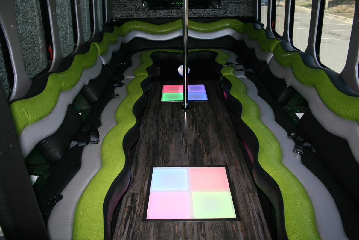 AmerEagleLimo's tweet image. 10-20 passenger party buses AT LOW DISCOUNTED RATES #dcpartybus #vapartybus #mdpartybus