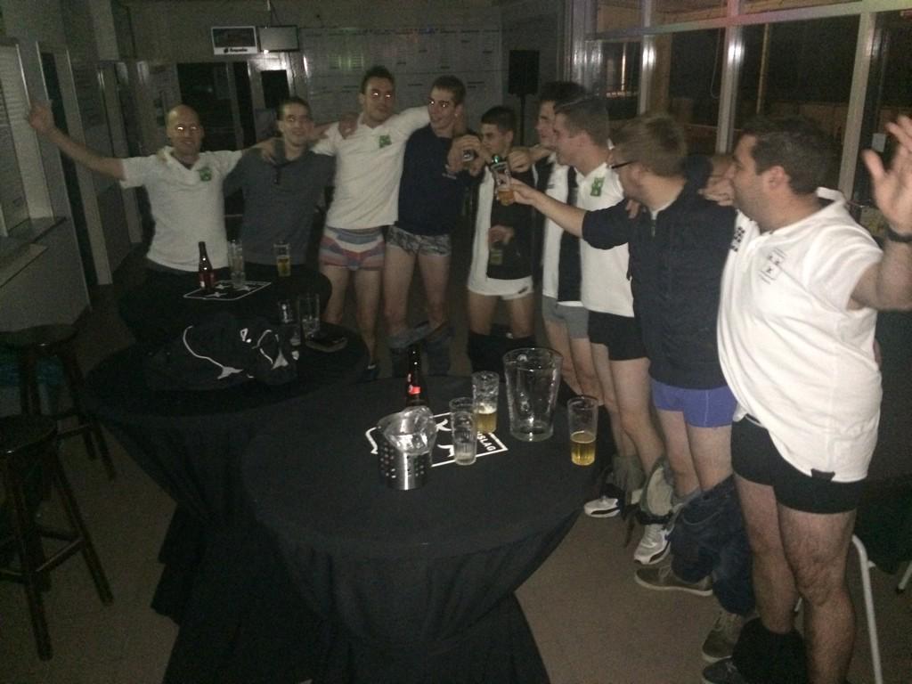 vvzaamslag's tweet photo. Nog steeds feest in kantine @vvzaamslag overwinning van #Twidde op de Boys2 word natuurlijk gevierd met de #pianoman http://t.co/fqco9RTLp1