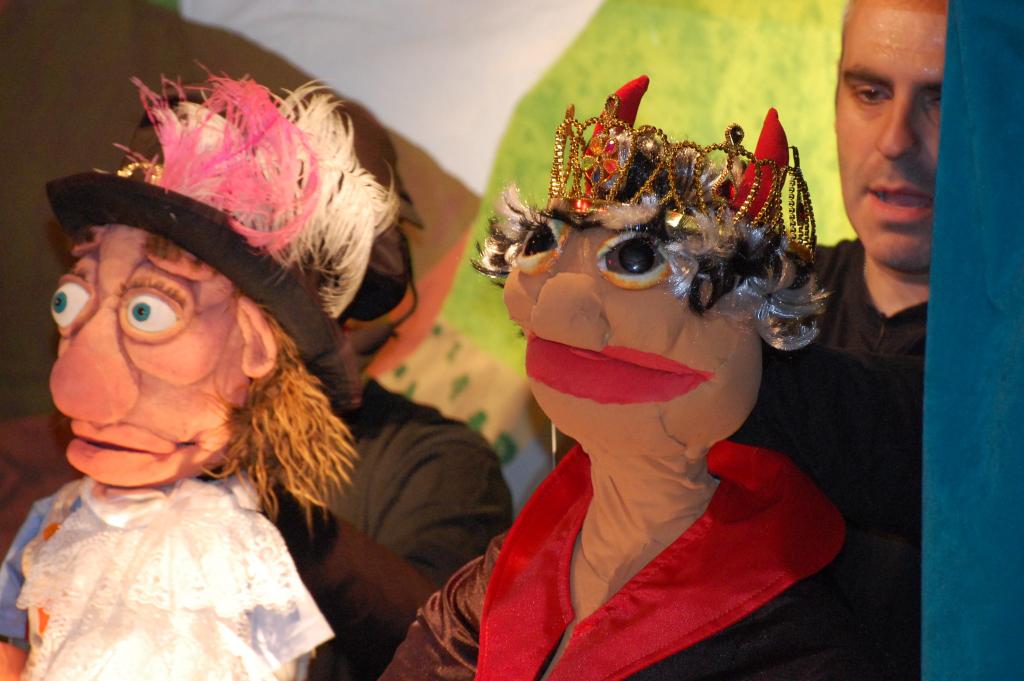 TeatroJupiter's tweet photo. Cientos de niños disfrutan con Ábrete Pandora en el Mercado Medieval de Andujar http://t.co/ORRtz8XaEy