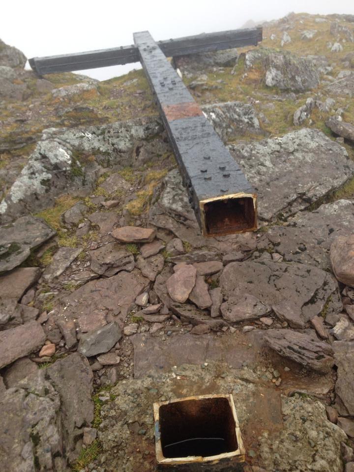 PaschalSheehy's tweet image. MacGillycuddy Reeks Mountain Access Forum pledges to re-instate the cross at the summit of #Carrauntoohil @rtenews