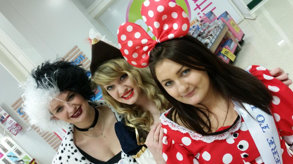 Elitaly's tweet photo. Great Disney costumes at work today. Looking good girls #frozenevent http://t.co/CBUKtfFw65