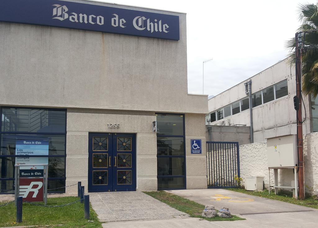 LasCondesAxeSOS's tweet photo. Solicitamos borrar "Minusvalido"  Ossandon c/P. d Gales y otras. Los entornos son o no accesibles @bancodechile http://t.co/E2p8NepOVn