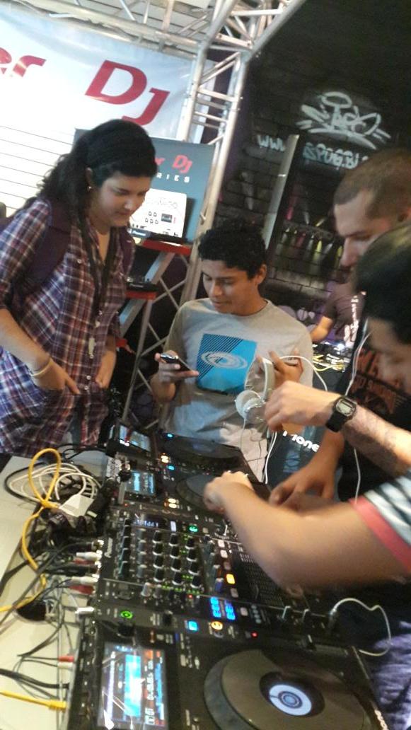 PTYDJAcademy's tweet photo. #GetTogether2 @Cialfaro Pioneer #XDJ1000 http://t.co/pz6c1iZWLg