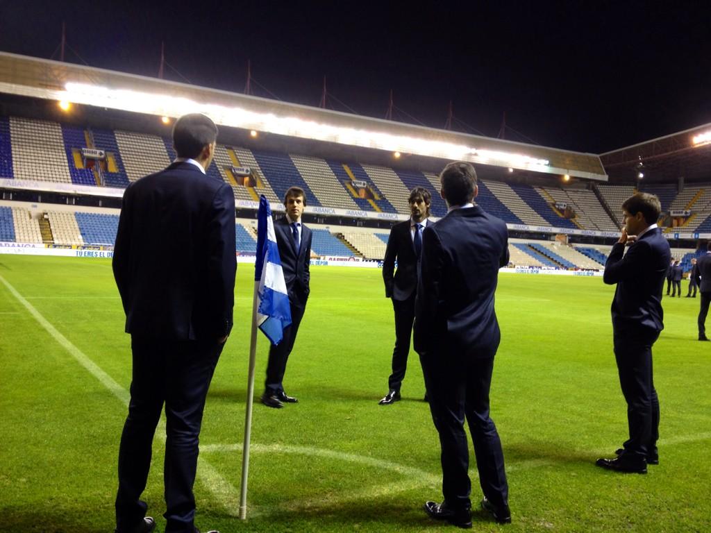 RealSociedad's tweet photo. Ya estamos en Riazor, los jugadores pisan el campo. Bonitos recuerdos!! #RealSociedad http://t.co/V0XZesGcfd