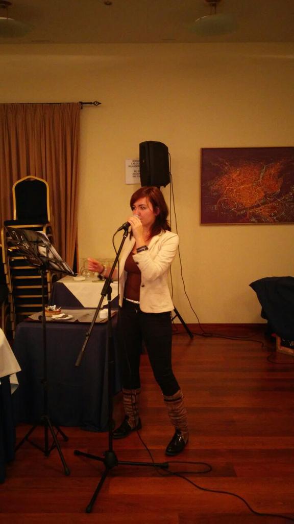 aisheaofficial's tweet photo. Os dejo una fotito de la prueba de sonido, esta tarde. http://t.co/XnWMwu3ue1