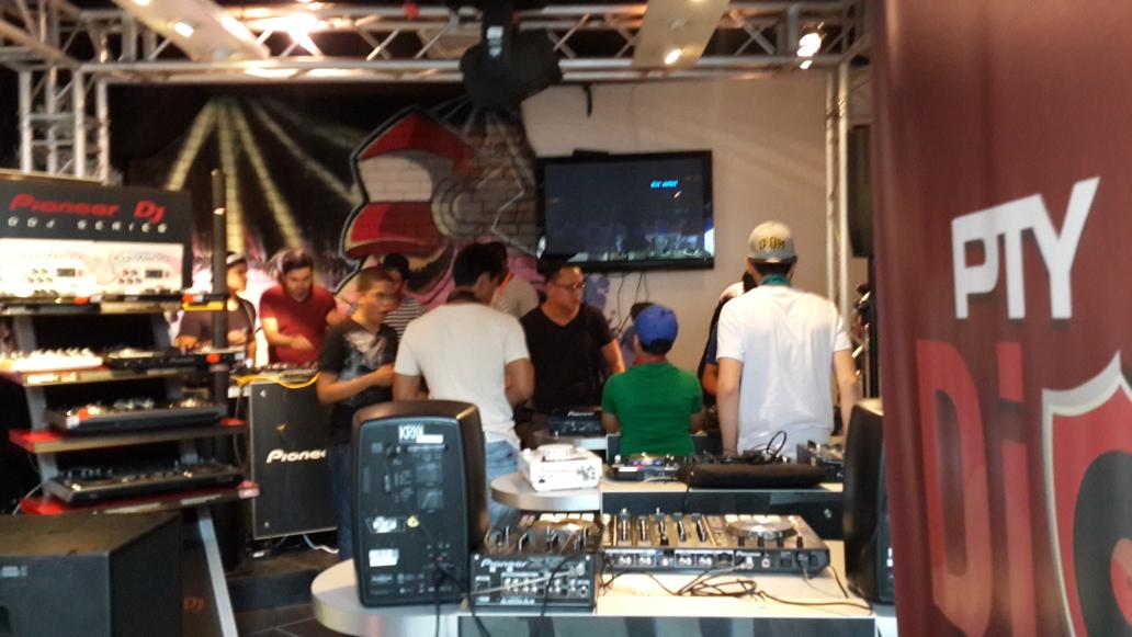 PTYDJAcademy's tweet photo. #GetTogether2 @Cialfaro Pioneer #XDJ1000 http://t.co/M9q3zZtQHP