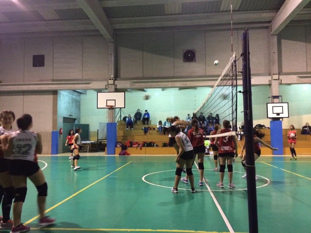 ClubVoleibolZGZ's tweet photo. A punto de comenzar el segundo #superDerbiCVZ en el #Honecker. @CVZseniorSP - @CVZCadeteF cierra la tarde. http://t.co/mr1NnhBZpN