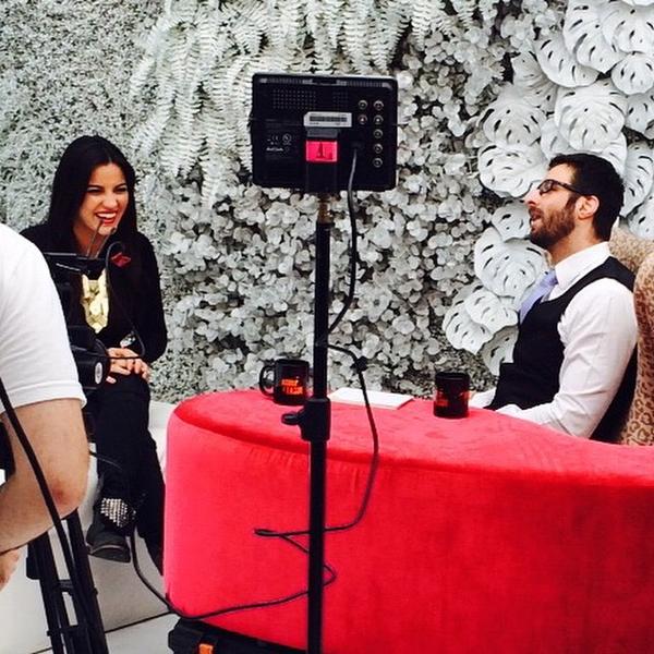 leonardo__1's tweet photo. #FOTOS @MaiteOficial Grabando  Agora é tarde con @rafinhabastos http://t.co/XL0AyhwTT6