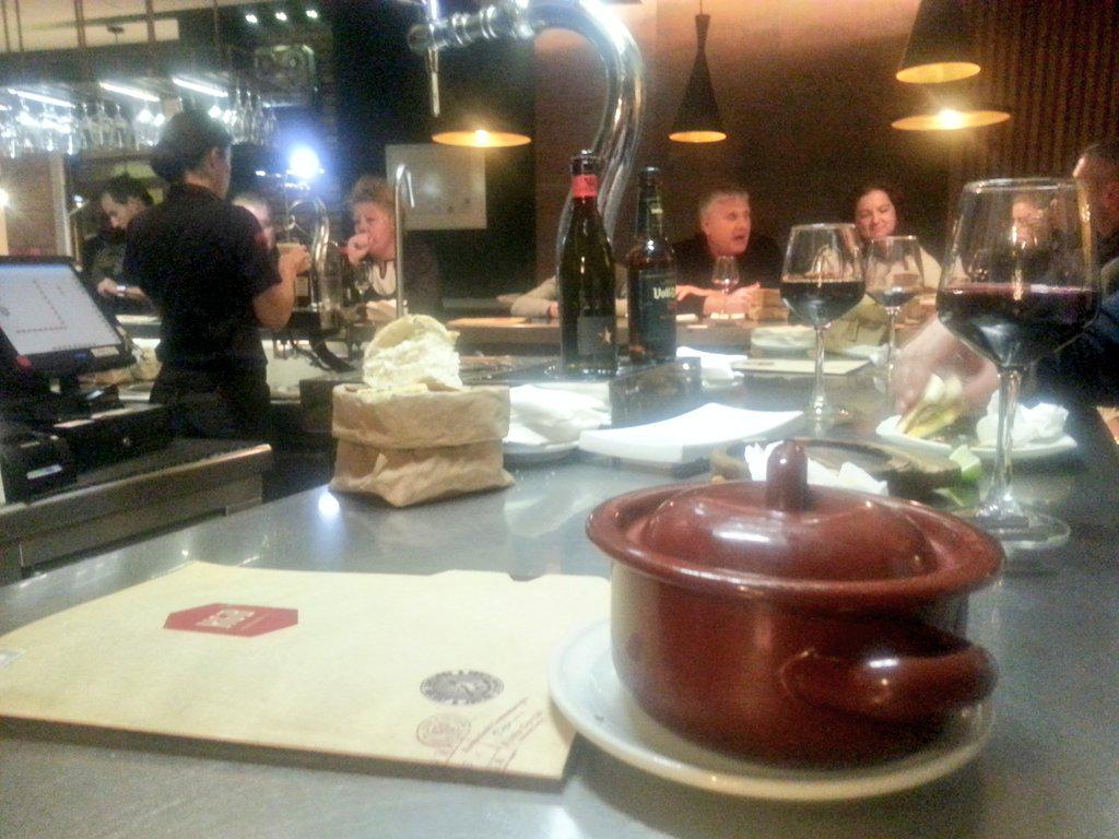 KGBmalaga's tweet photo. Sábado, empiezan a llegar los #espias...¿vienes tú? #Kgb #KiskoGarcia @bookealo #Malaga @PolloyEnsalada http://t.co/NFuJWex5Jd