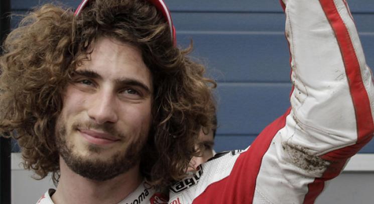 JesSanSan's tweet photo. "Yo creo que una cosa que ayuda a vivir con más coraje es tener un objetivo" - MARCO SIMONCELLI. #MotoGPQuote
#MotoGP http://t.co/YpHWlwhiXU