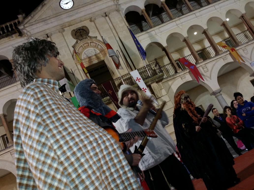 TeatroJupiter's tweet photo. Ahora mismo Teatro Clásico "Nos hemos quedado sin actores! " Cómo nos hemos apañado en el mercado medieval d andujar? http://t.co/16KbEGS6W7
