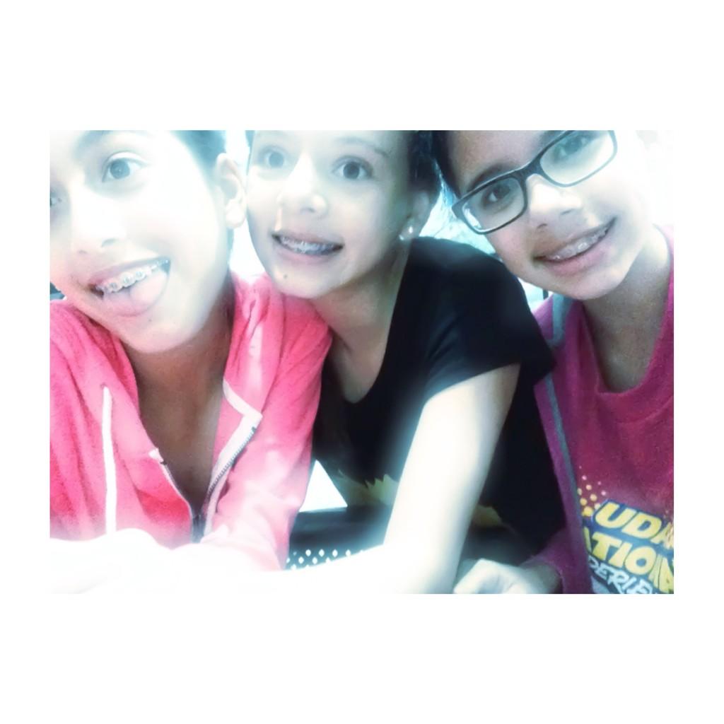 LetsGirls's tweet photo. Terminando el programa mas chistoso! 👌😍😂✌️#LetsGoGirls @radioholaecua http://t.co/oQgAG5ToBg