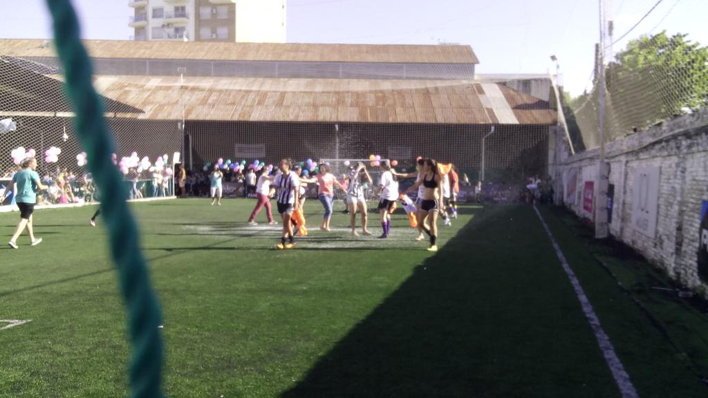 LaGOLady_'s tweet photo. @NoventaFC CAMPEÓN!!!!! @julikapovich @Femfutbol_ros http://t.co/tGBRLkOFWQ