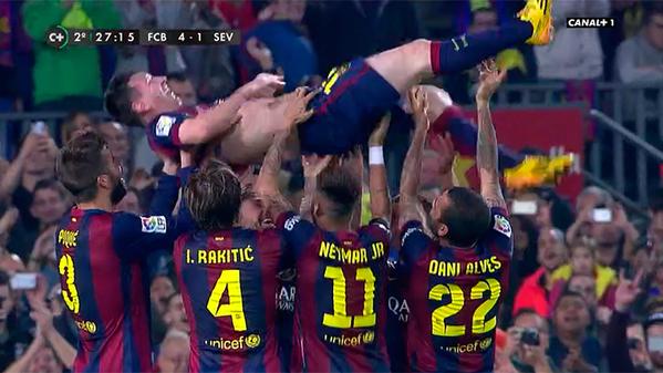 sport's tweet photo. Messi fue manteado por sus compañeros después de superar el récord de Zarra (vía @casadelfutbol) http://t.co/RAcUbyjqyI