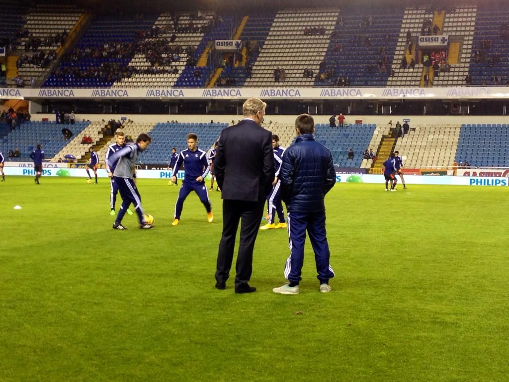 RealSociedadEN's tweet image. David Moyes watching players warming up. Good luck David! #RealSociedad