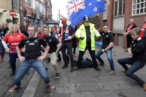 WATCH: The moment rugby fans (and a policeman) bring city street to a halt with fearsome haka walesonline.co.uk/news/local-new…