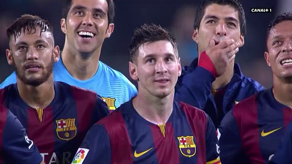 FutboolFichajes's tweet photo. El camp Nou le hace un homenaje. Messi y sus compañeros miran junto a el. http://t.co/bcxKl8RhXU
