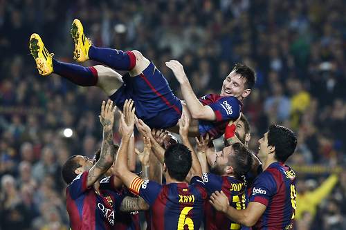 Footballtweet's tweet photo. The Barcelona side celebrate Lionel Messi's record breaking goal. #FCB http://t.co/vLDqqERBAY