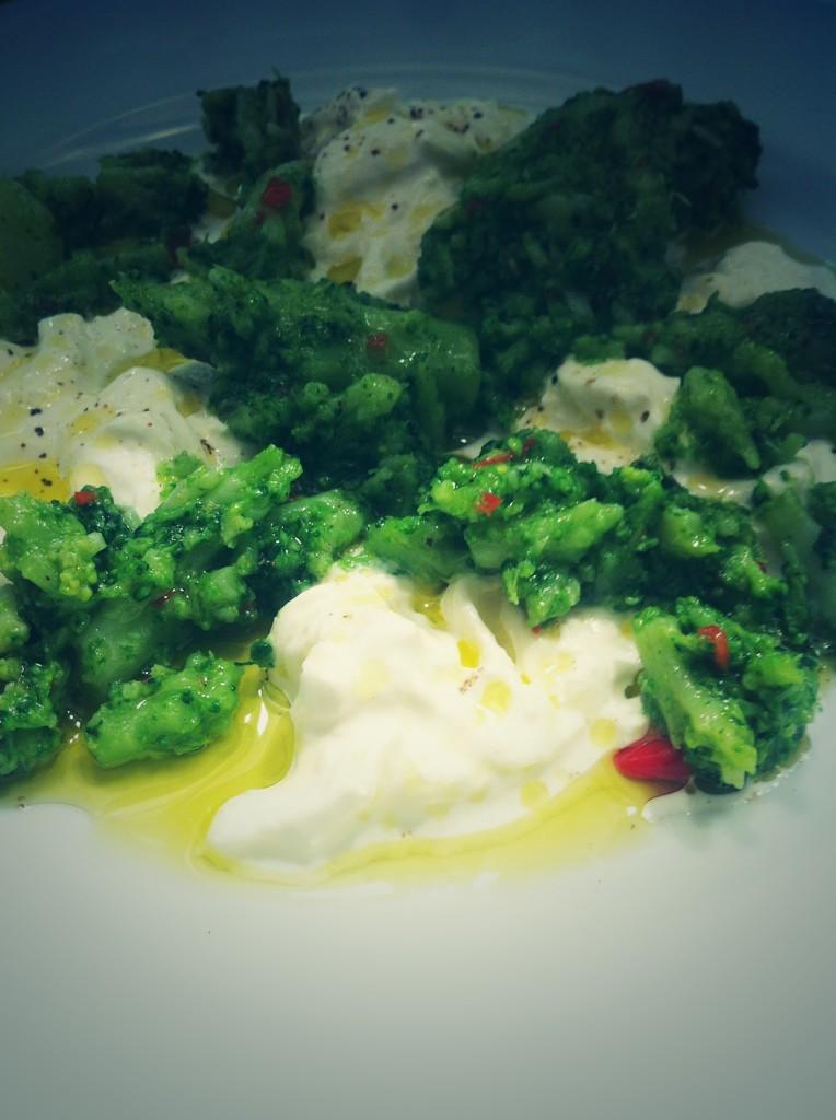 BiboRestaurant's tweet photo. Stracciatelle (pulled burrata) smashed broccoli and dashes of chilli .. Sensational and all weekend http://t.co/0CcUnoThCX