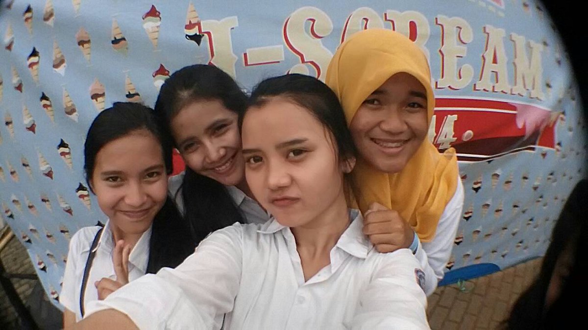 Riefkahasan's tweet photo. Nikmatin hujan2an bareng2 kalian itu ngilangin rs kecewa wkt acaranya hmpr gagal. @solfa_2014 kereeeeeen deeeh!!!!!!! http://t.co/GlbOaERioX