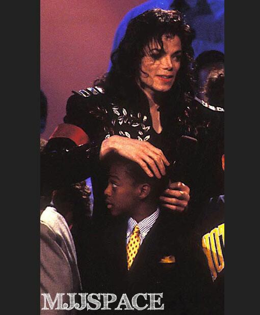 MJJSpace's tweet photo. Michael mandou um avião do outro lado do mundo buscar seu sobrinho, Austin, durante a ........ http://t.co/1XVhcR7xqR http://t.co/joHKl01WHI