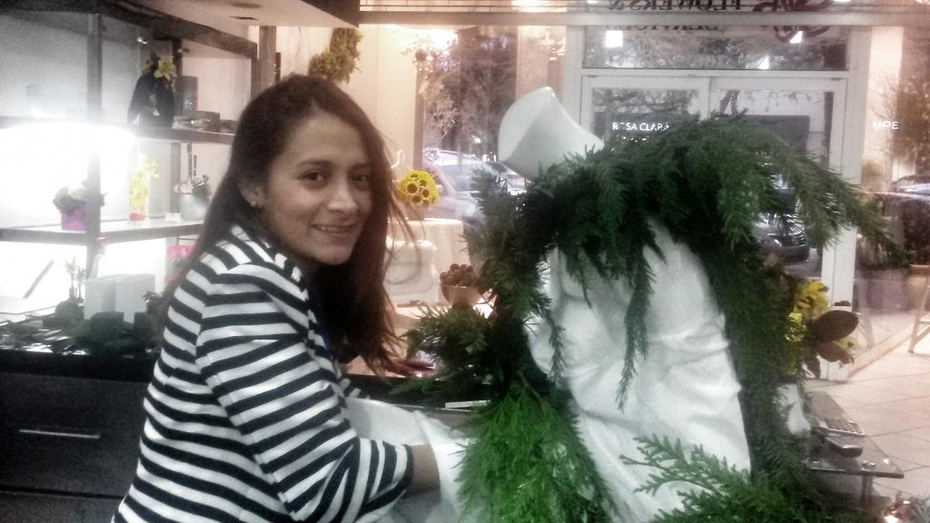 FlowersServices's tweet image. One day to go for the most stunning window in Miracle Mile. #xmat #christmas #window #contest #marketing #coralgables