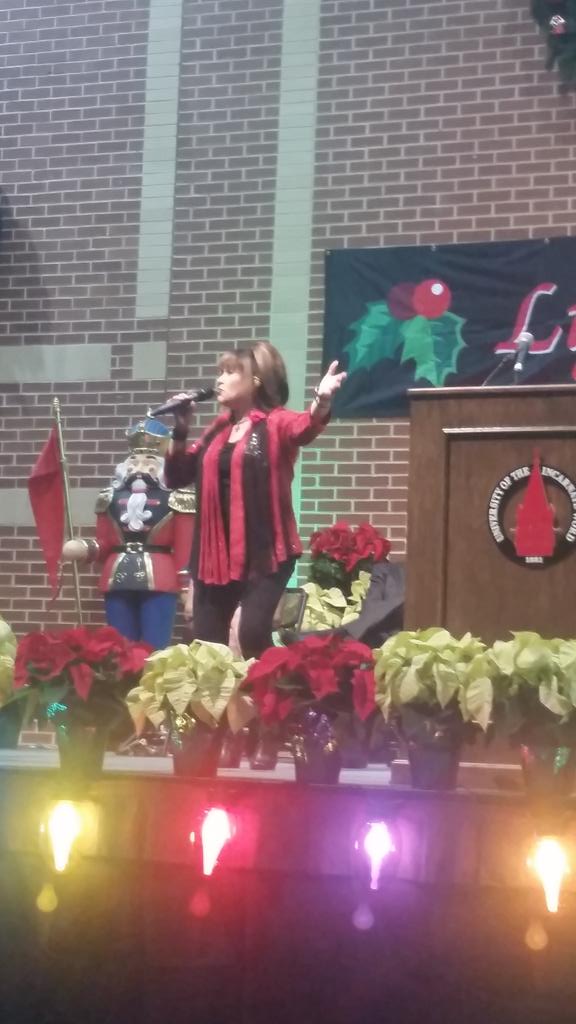 tracyeavery's tweet image. Fellow @UIWALUMNI  #PatsyTorres w future UIW alumni singing Holiday classics