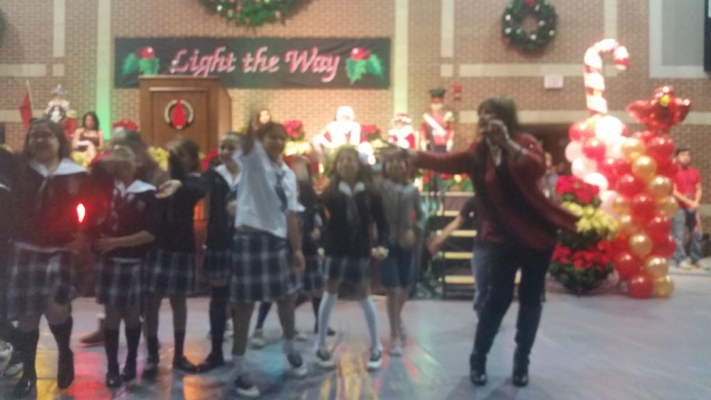 tracyeavery's tweet image. Fellow @UIWALUMNI  #PatsyTorres w future UIW alumni singing Holiday classics
