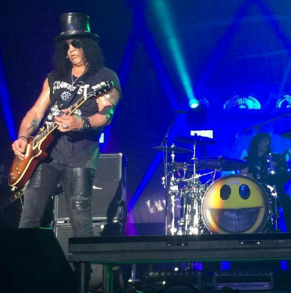 SlashOnFire2014's tweet photo. Tonight gig #Germany #zenithMunich @slash #slash tour @MylesKennedy @brentfitz @toddkerns @franksidoris http://t.co/eyvNhbbr56