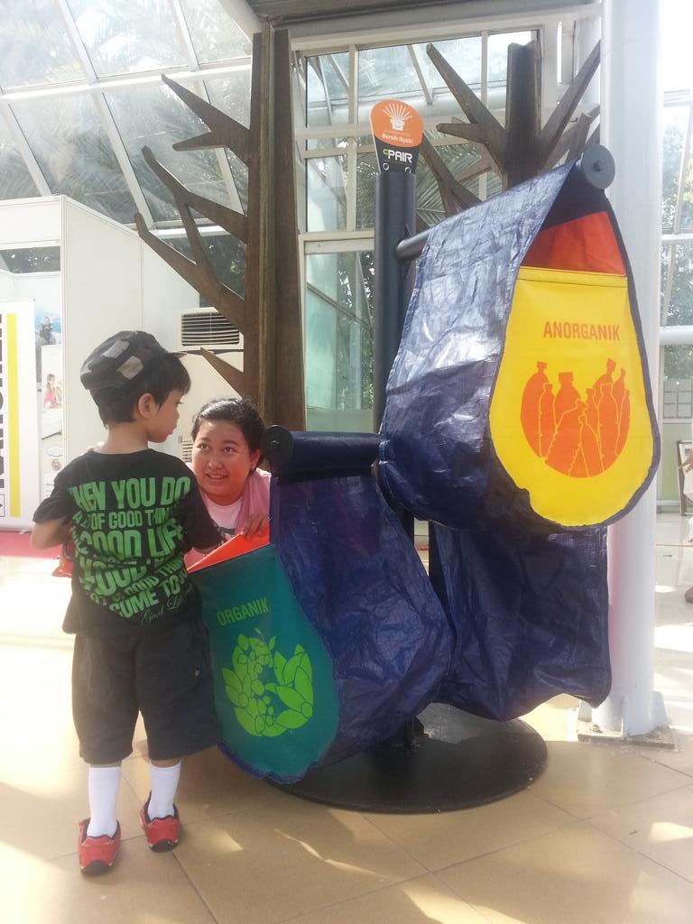 Seorang ibu sdng mengajarkan anaknya tuk buang sampah di tong sampah! <a href="/goodlife_ID/">GOODLIFE SOCIETY</a> @BersihNyok #JakartaKinclong