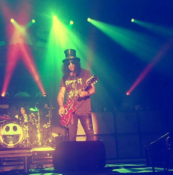 SlashOnFire2014's tweet photo. Tonight gig #Germany #zenithMunich @slash #slash tour @MylesKennedy @brentfitz @toddkerns @franksidoris http://t.co/DRGKiP27Ym