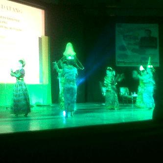 sman07mks's tweet photo. Tari pa'rasanganta siswa/i @sman07mks d baruga A.P. Pettarani Unhas Dlm Acara Seminar Kesehatan Nasional Brsma dr. OZ http://t.co/HaELrbOWET