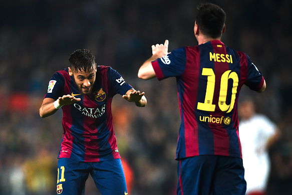 TheQueenYuliana's tweet photo. "@LaTdP: FOTO. Neymar fa una reverència a Messi #Messi #Messi253 #RecordMessi http://t.co/OInj2nY7rB"