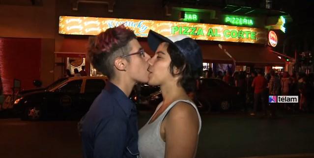 QuieroViajarW's tweet photo. Besada colectiva ante una pizzería que discriminó a una pareja lesbiana http://t.co/ErhftlbDIb http://t.co/aVV7V6U9Ba