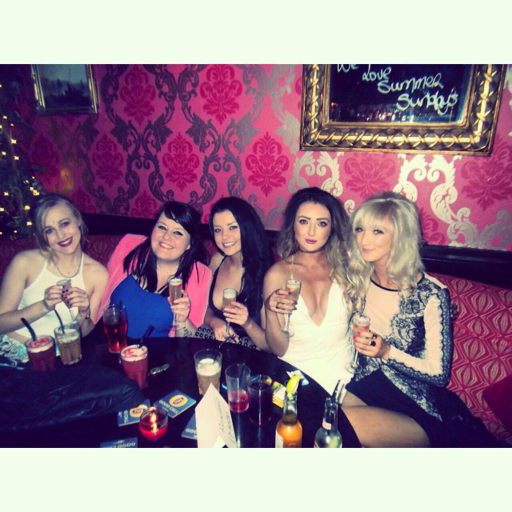 Abbey_09's tweet photo. Megans birthday we so cute 💕 @MeeganRodway @michela_harper @ShanonSugarplum @amy10xxx http://t.co/YH5EWiJYU9